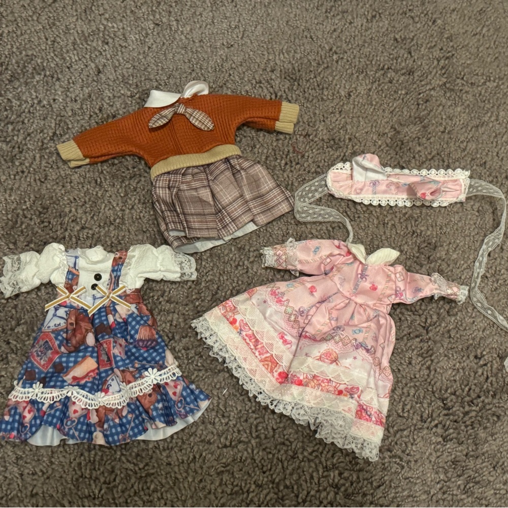 Set of Blythe doll clothes, dresses